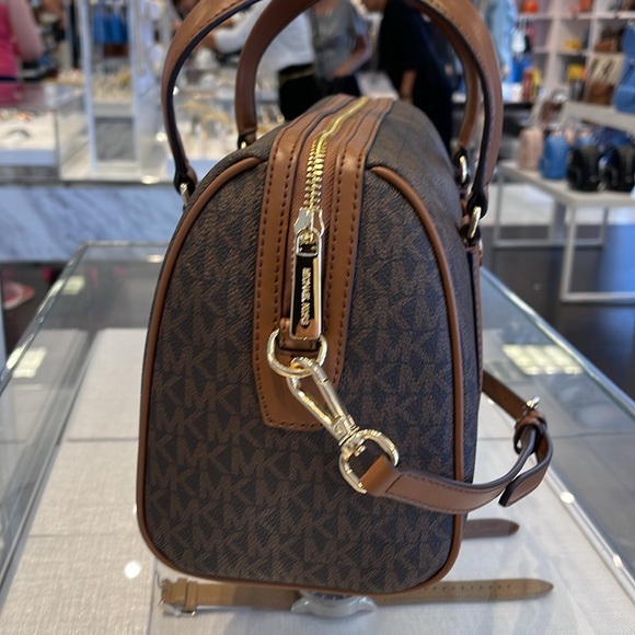 MICHAEL KORS JST TRAVEL MD DUFFLE SATCHEL SHOULDER CROSSBODY BAG MK BROWN
NWT - Picture 4 of 16